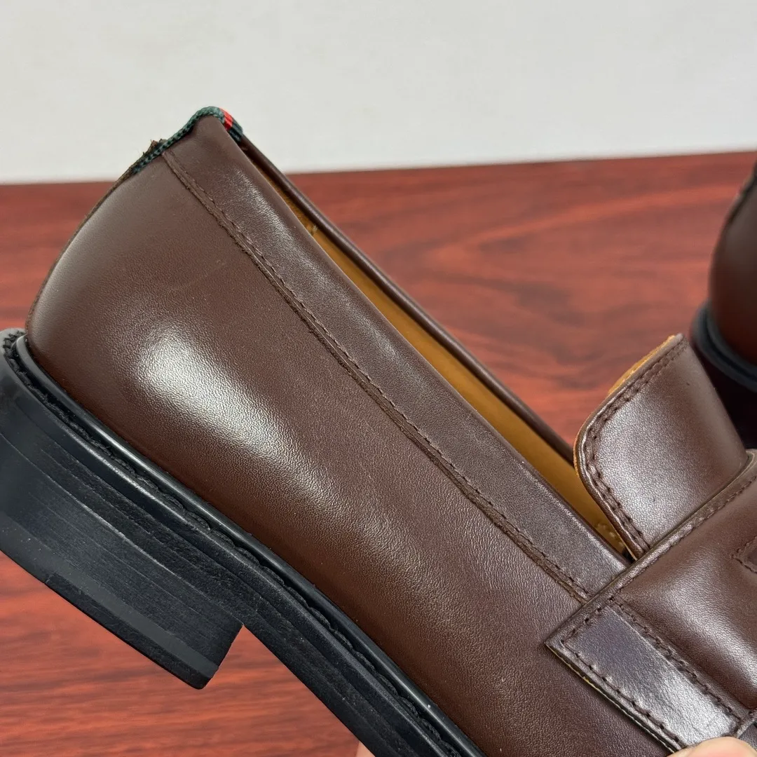 Batch 980 Gucci/Gucci new men's solid color leather loafers! These elegant loafers are crafted from soft glossy cowhide and are available in two styles. The upper is decorated with genuine leather buckles, adding low-key and unique logo pattern elements. Simple style design. Classic European and American last style. Standard style. Red and green webbing decoration on the heel embellishes brand style details. Select high-quality leather, look at the details for textured workmanship, dyed calfskin lining, uniform and delicate pores, soft and comfortable. Thickened leather outsole, composite rubber bottom sheet at the heel, excellent foot comfort, wear-resistant and non-slip, the first choice for light luxury, versatile for footwear, and comes with a full set of packaging! Size: 39-40-41-42-43-44 leather shoe size (38.45.46 can be customized) Item number: 812168 Leather surface coffee color